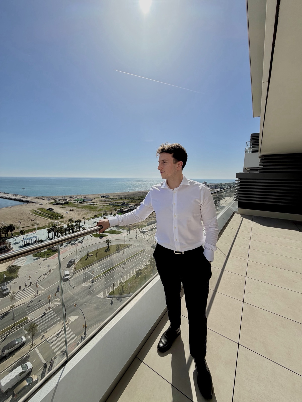 José Carlos Fernández Aragüez, asesor inmobiliario, con vistas al Mediterráneo en Málaga